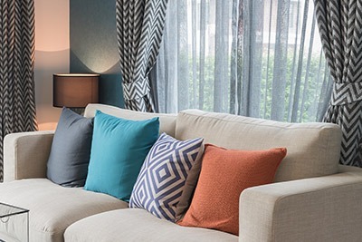 Welche Kissenfarbe passt zu einer beigen Couch? • O&N Polsterhaus