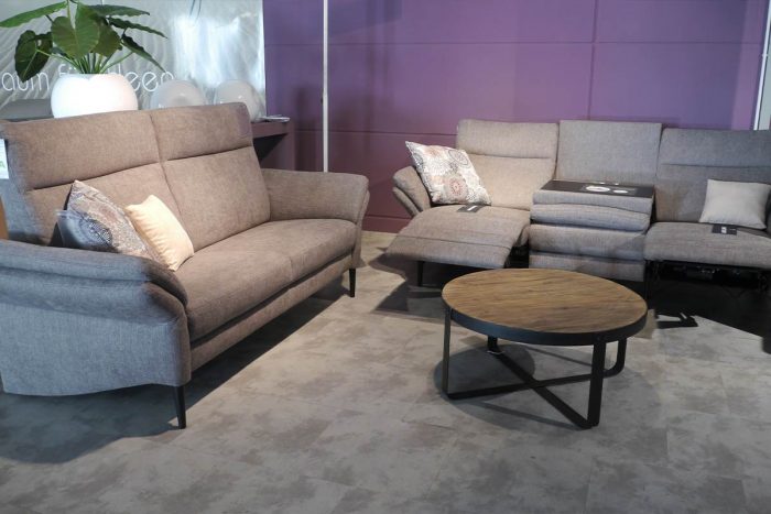Braune Wohnkombination mit elektischer Relaxfunktion, Tischfunktion und Sessel