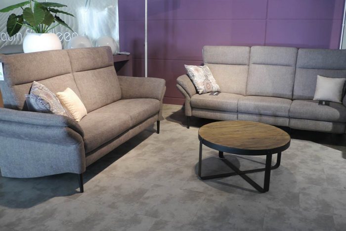 Braune Wohnkombination mit elektischer Relaxfunktion, Tischfunktion und Sessel