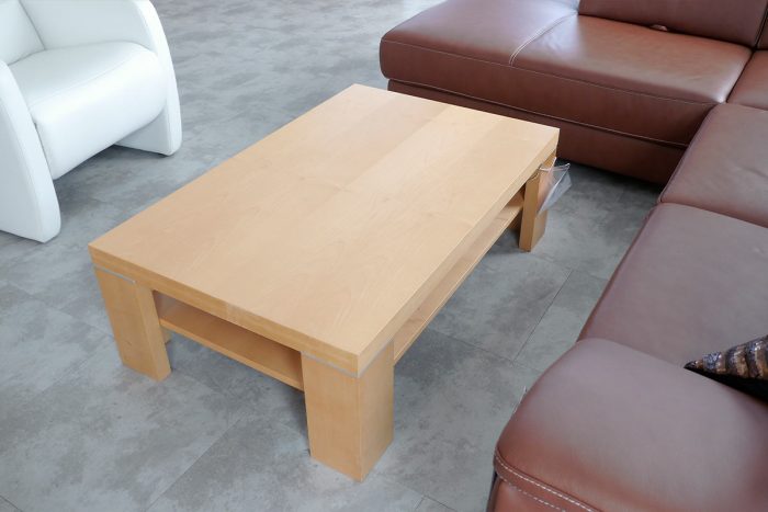 Rechteckiger Couchtisch mit Satinfinish aus Ahornholz und Ablage