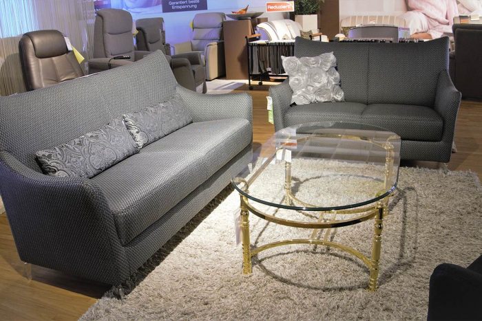 Grau-schwarz gemusterte Sofagruppe mit 3-Sitzer, 2-Sitzer und Sessel