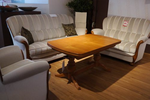 Zwei Sofas in hellem Mohairstoff mit kirschbaumfarbigen Holzapplikationen und passendem Sessel
