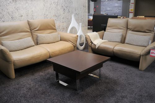 Sandfarbiges Designsofa in Leder mit, klappbaren Armlehnen und Kopfteilverstellung