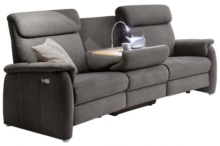 Anthrazitfarbene Sofagruppe mit hohem Rücken und leicht geschwungenen Armlehnen und Tischfunktion
