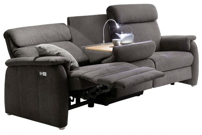 Anthrazitfarbene Sofagruppe mit hohem Rücken und leicht gewungenen Armlehnen . Zusätzlich noch eine Tischfunktion und eine Relaxfunktion.