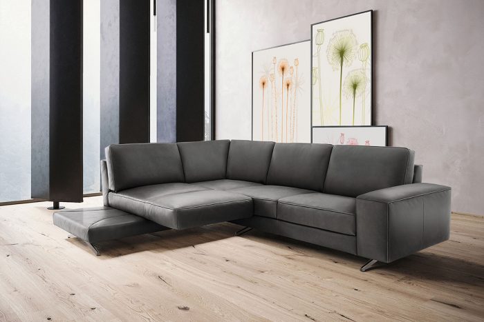 Graues Ecksofa in Leder mit Metallkufe und Drehsitz