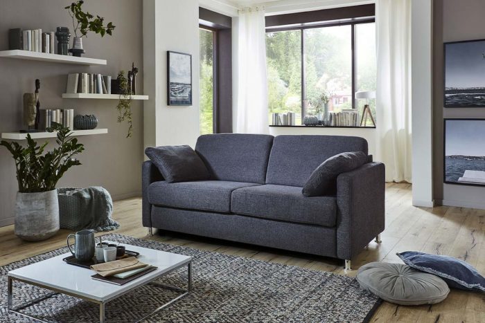 Anthrazitfarbenes 2-Sitzer-Sofa mit Faltbett, losen Armlehnenkissen und chromfarbigen runden Metallfüßen