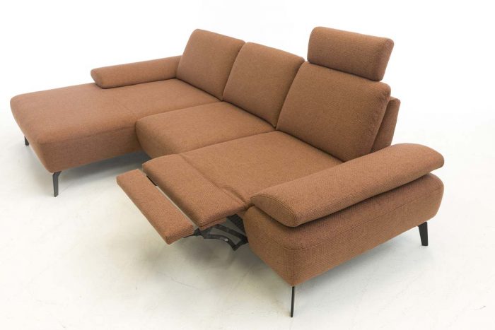 Copperfarbenes Stoffsofa mit schwarzen Metallfüßen und elektrischer Relaxfunktion