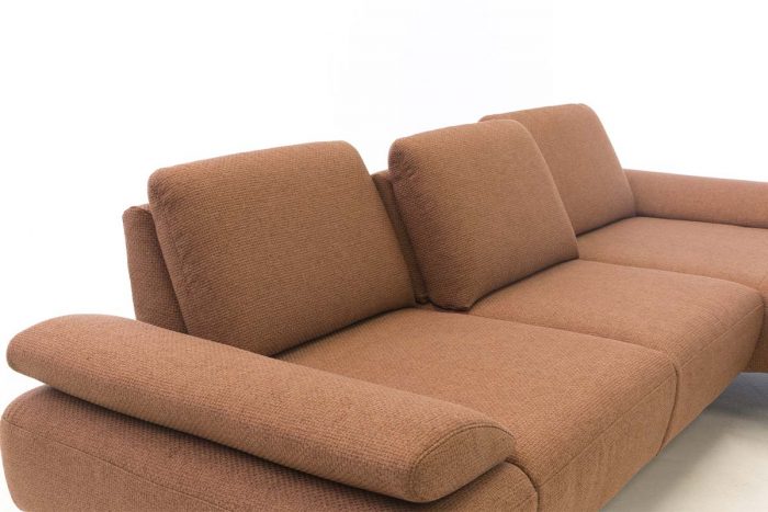 Copperfarbenes Stoffsofa mit schwarzen Metallfüßen und manueller Sitztiefenverstellung