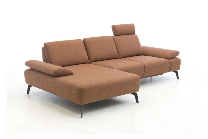 Copperfarbenes Stoffsofa mit schwarzen Metallfüßen