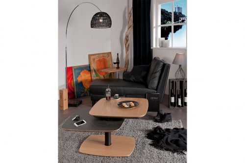 Funktionaler Couchtisch mit zwei Platten - eine aus Holz und eine mit Betonoptik