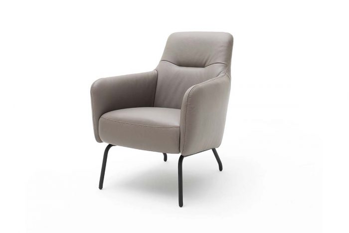 Grauer Sessel mit schwarzem Metallfüßen