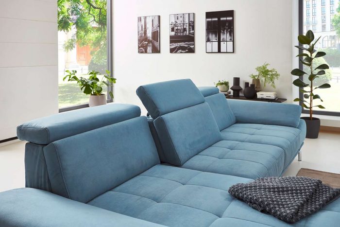 Blaues Ecksofa mit Steppung im Sitz und Sitztiefenverstellung