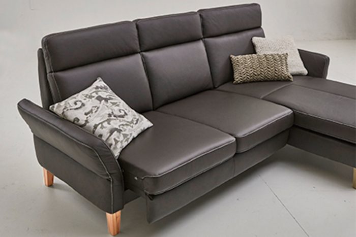 Schwarzes Ledersofa mit Longchair als Hochlehner