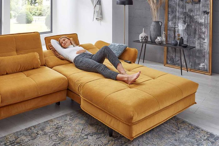 Gelbes Sofa mit Steppung und elektrischer Relaxfunktion im Longchair