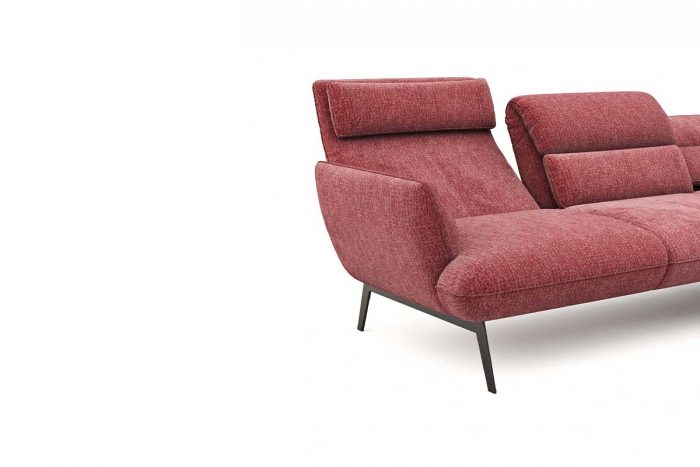 Rötliches Ecksofa in L-Form mit Rückenverstellung, Back-Up-Funktion und schwarzen Metallfüßen