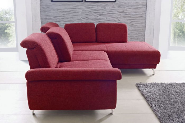 Rotes Stoffsofa mit Bettfunktion und breiter Armlehne und Sitztiefenverstellung