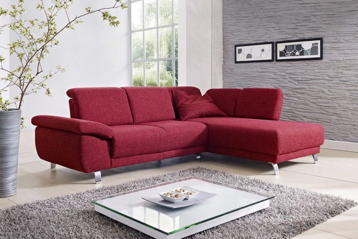 Rotes Stoffsofa mit Bettfunktion und breiter Armlehne