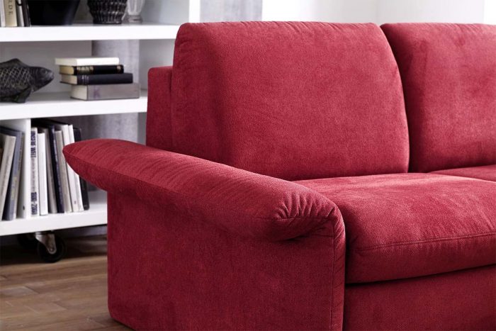 Rotes Ecksofa mit klappbaren Armlehnen