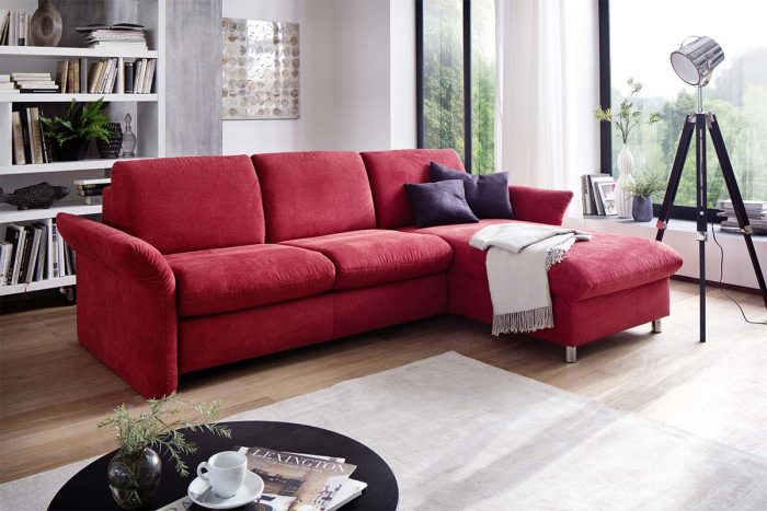 Rotes Ecksofa mit Bettfunktion und klappbaren Armlehnen