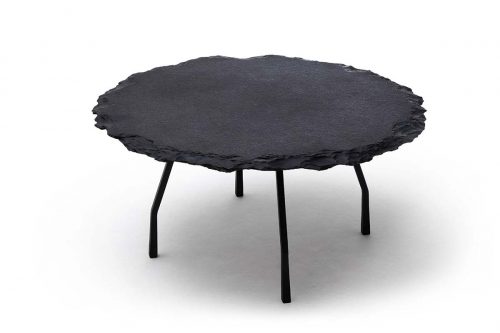 Runder Couchtisch mit schwarzen Metallfüßen und einer Tischplatte aus schwarzem Kalkstein