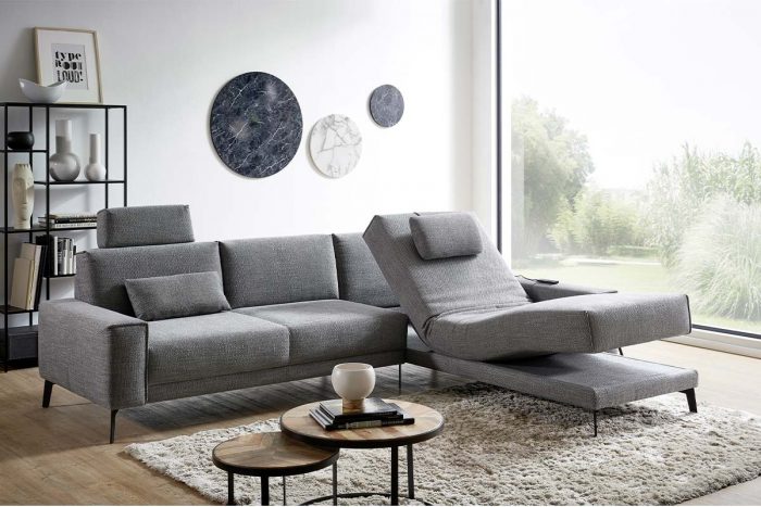 Graues Sofa mit elektrischer Chill-Out-Funktion im Longchair und schwarzen Chromfüßen