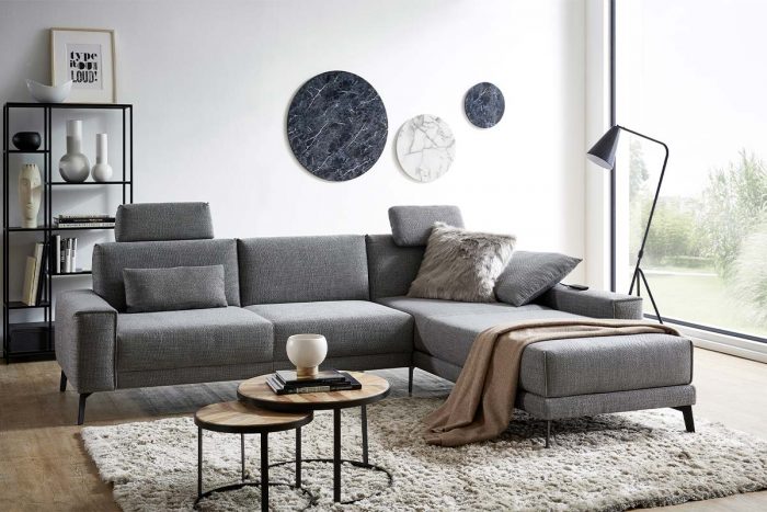 Graues Sofa mit Longchair und schwarzen Chromfüßen