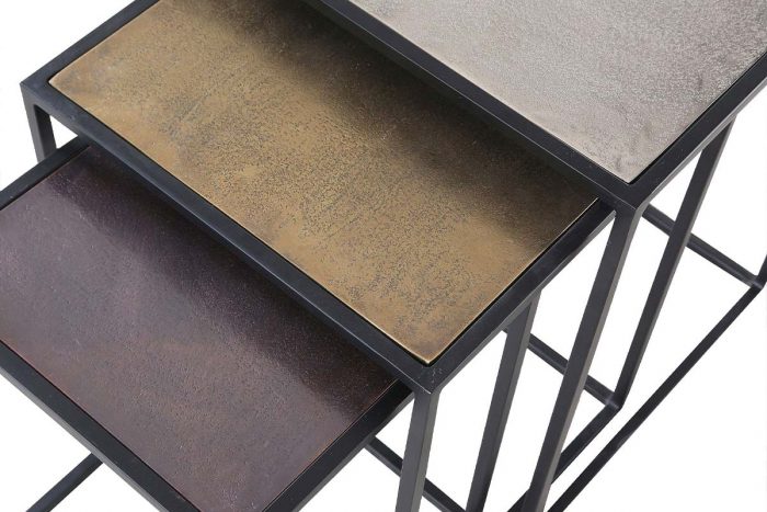 Tischset in gold, silber und bronze mit schwarem Metallgestell. Die Tische können platzsparend ineinander geschoben werden.