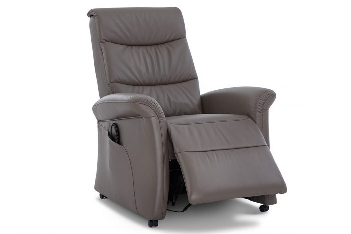 Sessel mit elektrischer Verstellung und bodentiefen Armlehnen