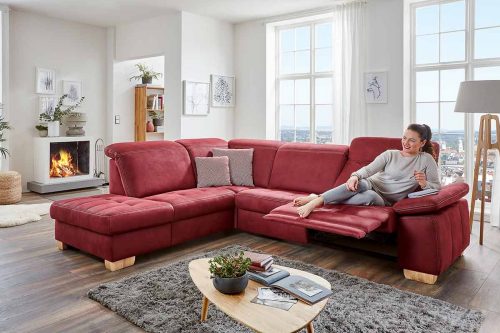 Rotes Ecksofa mit Steppung im Sitz und beiger Kontrastnaht und Relaxfunktion