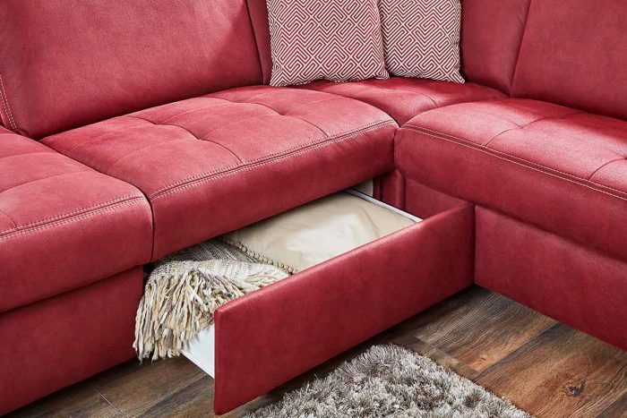 Rotes Ecksofa mit beiger Kontrastnaht und Schublade