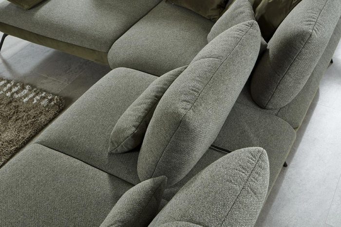 Grünes Ecksofa mit großer Kuschelecke und Sitztiefenverstellung. Das Sofa ist mit zwei unterschiedlichen Stoffen bezogen - Samt und Flachgewebe