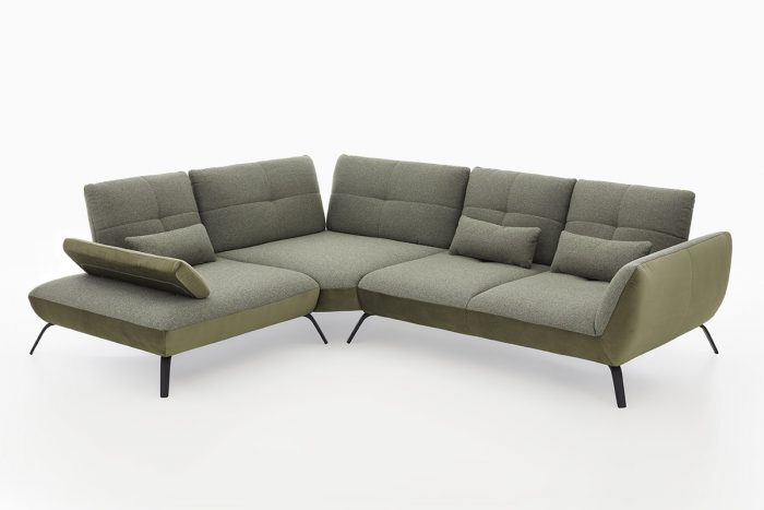 Grünes Ecksofa mit großer Kuschelecke und Sitztiefenverstellung. Das Sofa ist mit zwei unterschiedlichen Stoffen bezogen - Samt und Flachgewebe