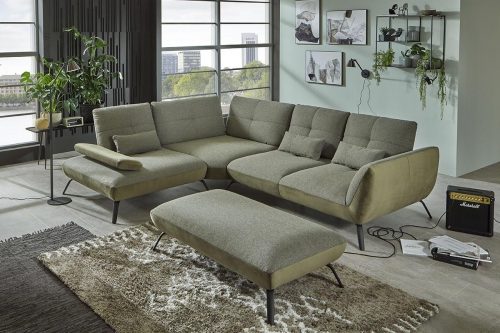 Grünes Ecksofa mit großer Kuschelecke und Hocker. Das Sofa ist mit zwei unterschiedlichen Stoffen bezogen - Samt und Flachgewebe