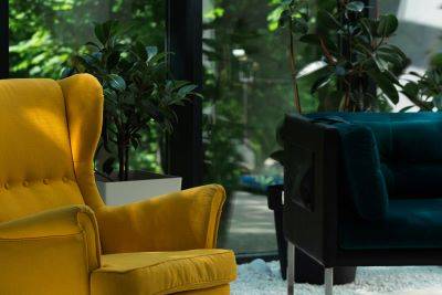 Kontrastreich kombinieren: Gelber Sessel und blaues Sofa