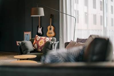 Einheitlich Einrichten: Grau-grüne Couch und Sofa im gleichen Stil