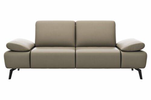 Moccafarbiges Zweisitzer-Ledersofa mit Klapparmlehne und schwarzen Winkelfüßen