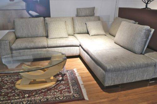 Beiges Stoffsofa mit zweimotrisch-verstellbarem Longchair und Chromfuß