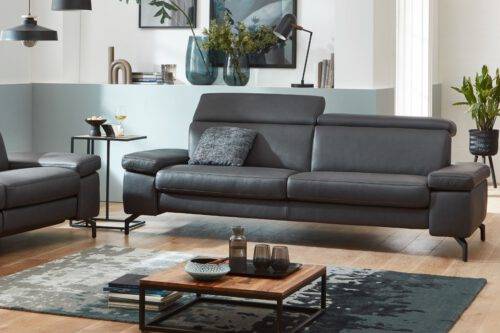 Schwarzes Ledersofa mit breiten Armlehnen und Kopfteilverstellung