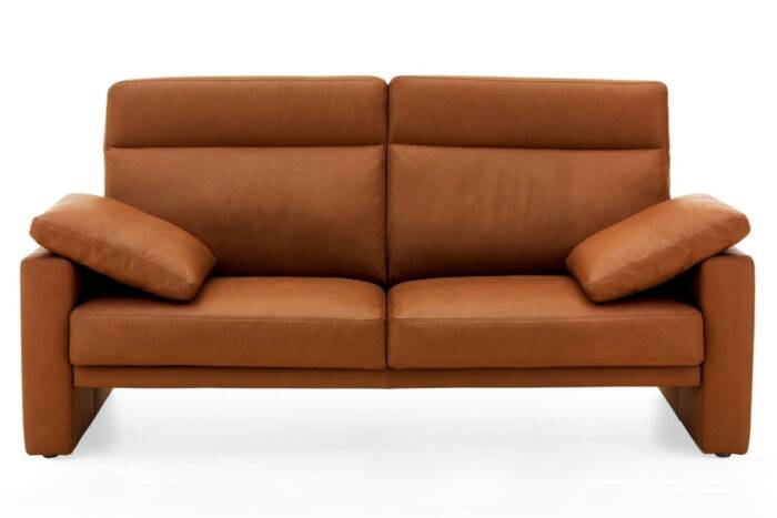 Cognacfarbiges Ledersofa mit Armlehnenkissen