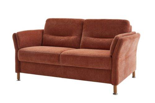 Rostbraunes Zweisitzer-Sofa in Stoff mit Einzug im Rücken und Holzfüßen