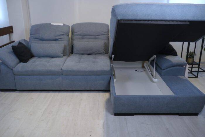 Ecksofa im blaugrauem Stoff mit Stauraum im Longchair