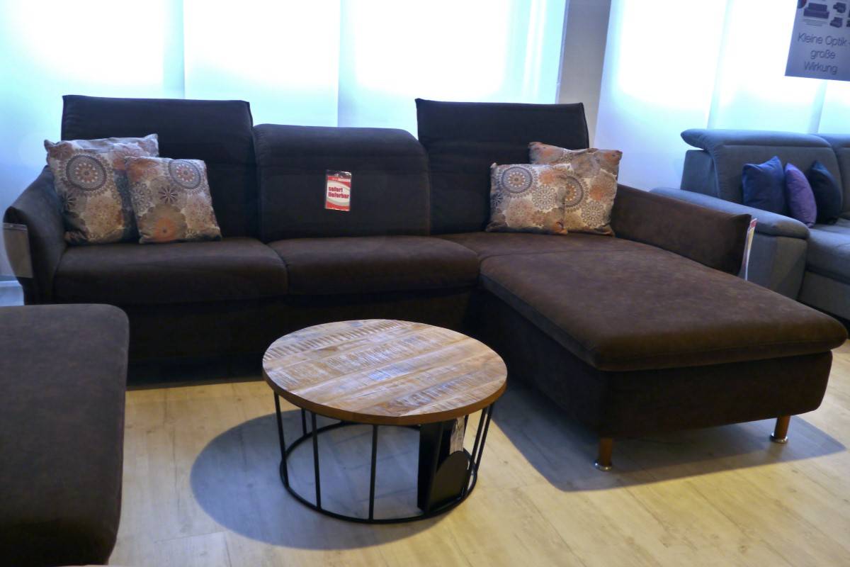 Braunes Stoffsofa mit Hocker und Holzfüßen