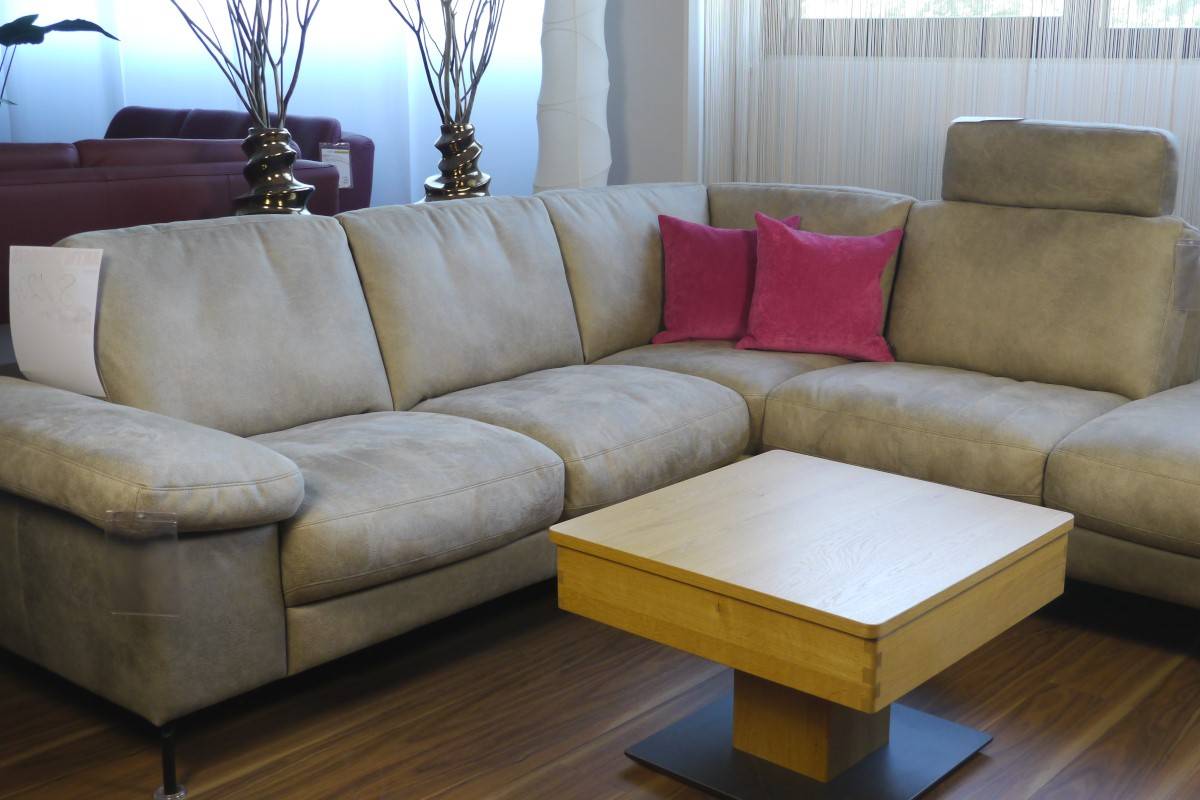 Hellbraunes Ecksofa in Mikrofaser mit schwarzen Metallfüßen