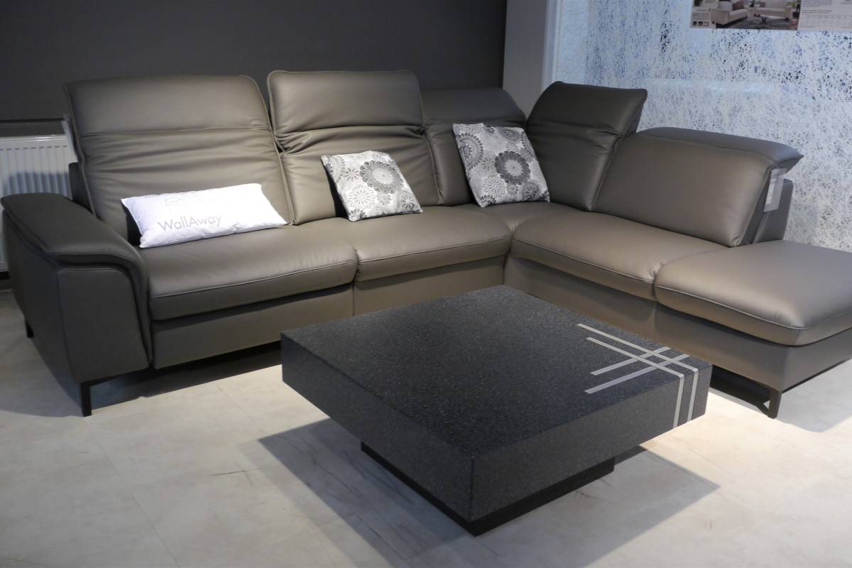 Dunkelgraue Ledercouch mit Kopfteilverstellung und schwarzen Metallfüßen