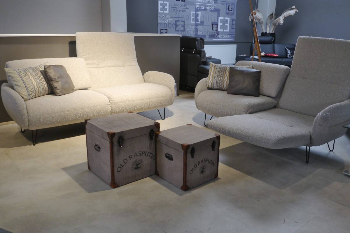Zwei Einzelsofas in hellem Boucléstoff mit Klappfunktionen