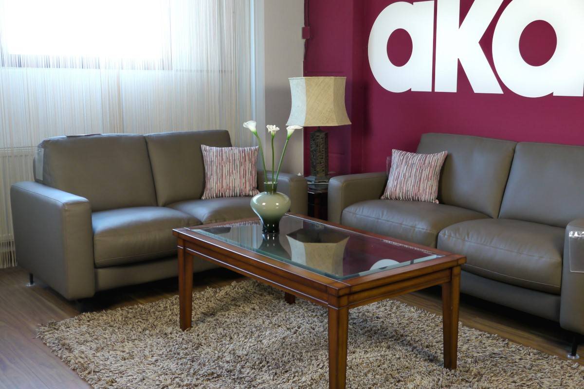 Taupefarbene Ledersofas mit kubischer Armlehne und schwarzen Metallfüßen