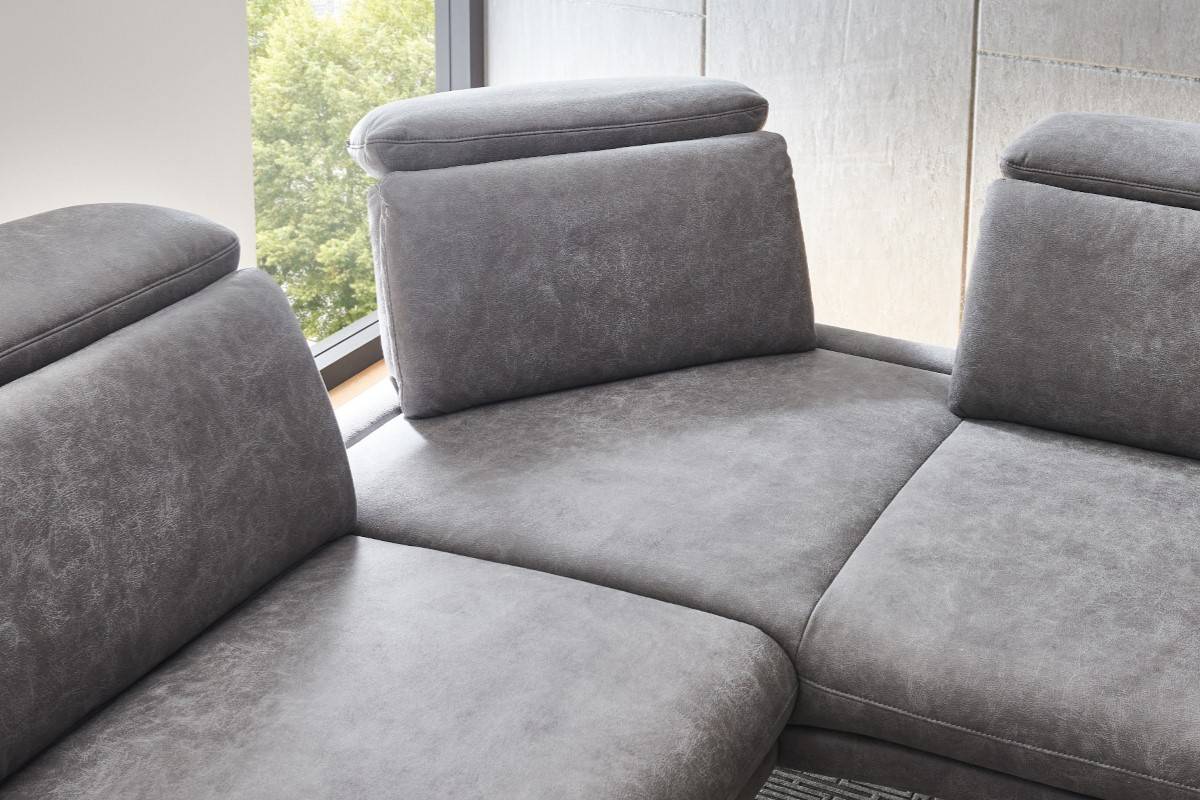 Nahaufnahme vom Steckrücken einer grauen Wohnlandschaft