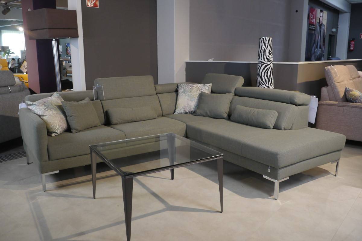 Salbeigrünes Stoffsofa mit Kopfteilverstellung, schmalen Armlehnen und silbernen Metallfüßen