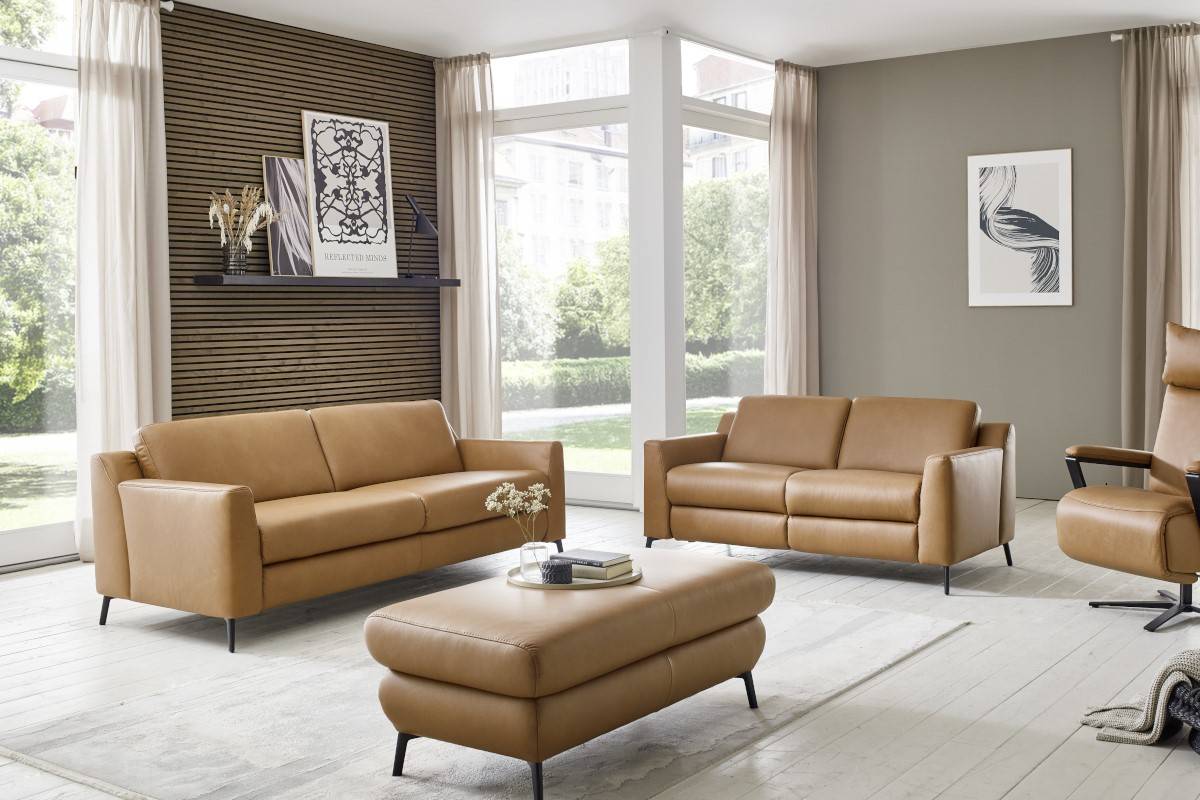 Cognacfarbige Ledersofas mit schwarzen Metallrundfüßen